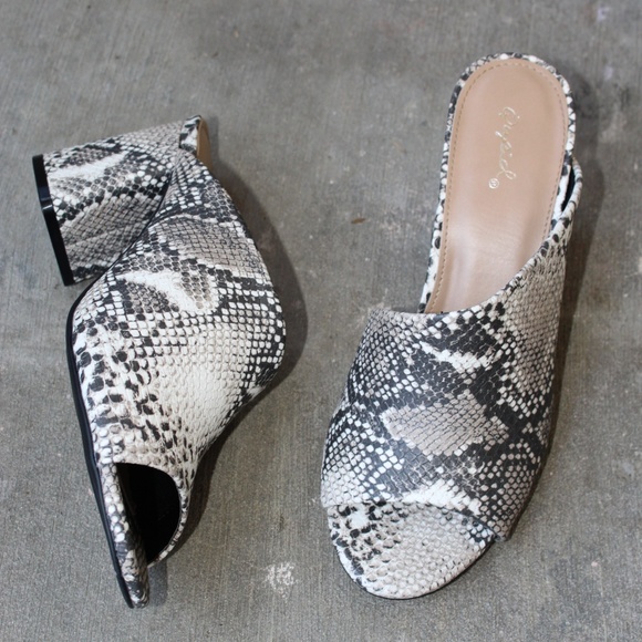 🚨ON SALE//The Tasha// Snake print Mule/ Slide - Picture 6 of 8